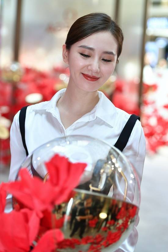 女神|刘诗诗穿白衬衫发型利落气质好 花丛中拍照甜美又优雅