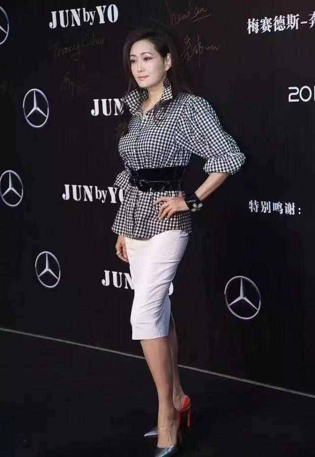 鱼尾|孟广美已是大婶的年纪，衬衫配包臀裙身材挺拔，真让小花们自卑