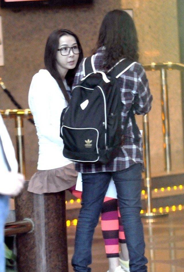 显得|萧蔷越老越会装,看友人作画被拍,素颜松垮干瘪52岁老得不真实!