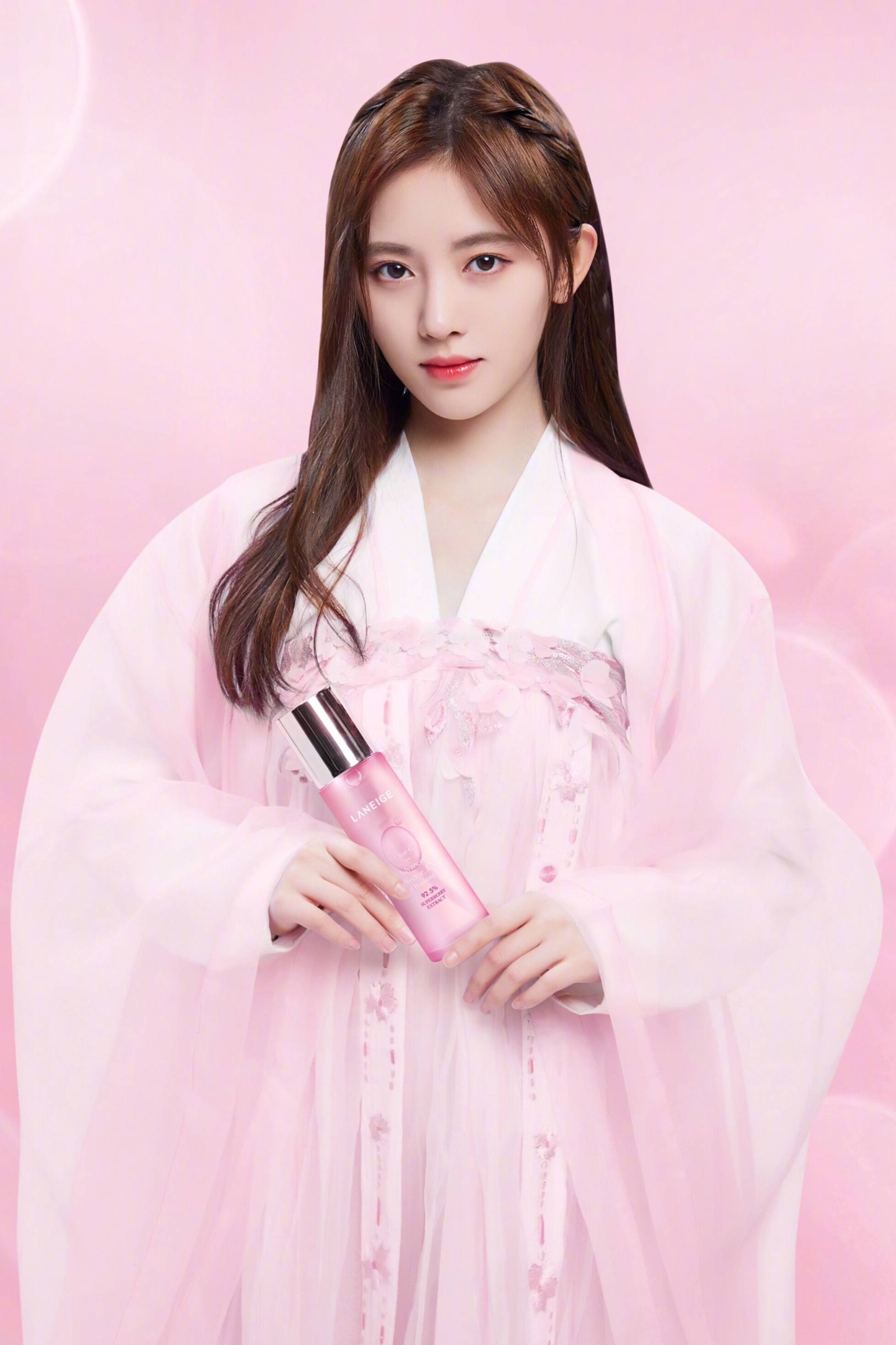 鞠婧祎|鞠婧祎穿黄色连衣裙，娇俏迷人，罗云熙皮衣配衬衫，痞帅有范儿