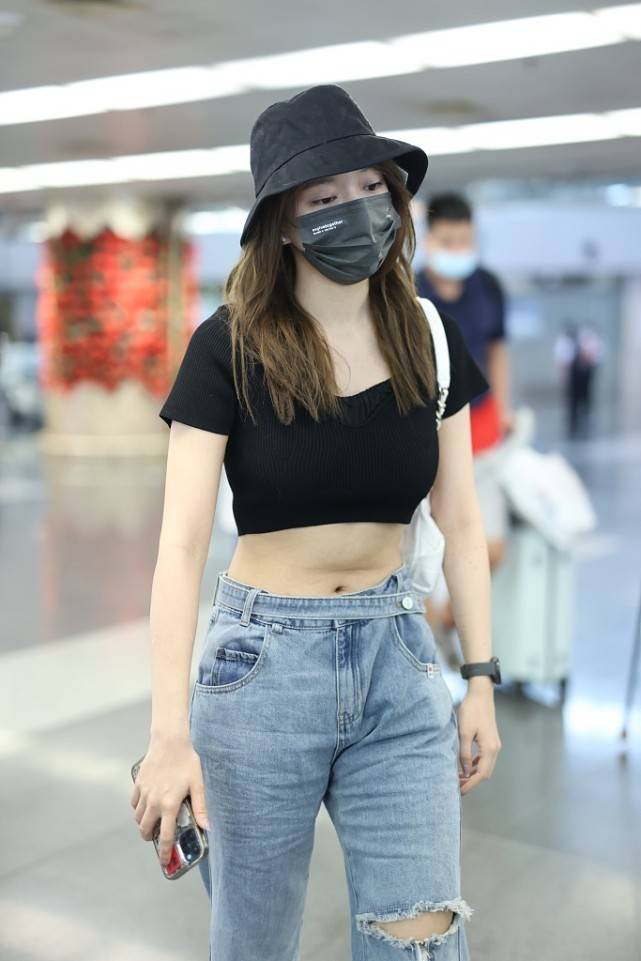 形象|肚子上的“富贵包”挺少见的,程潇靠吸气瘦肚子,看着真累