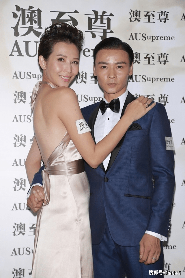 蔡少芬|蔡少芬真懂展现自己的身材优点，穿挂脖连衣裙亮相，哪像3娃的妈
