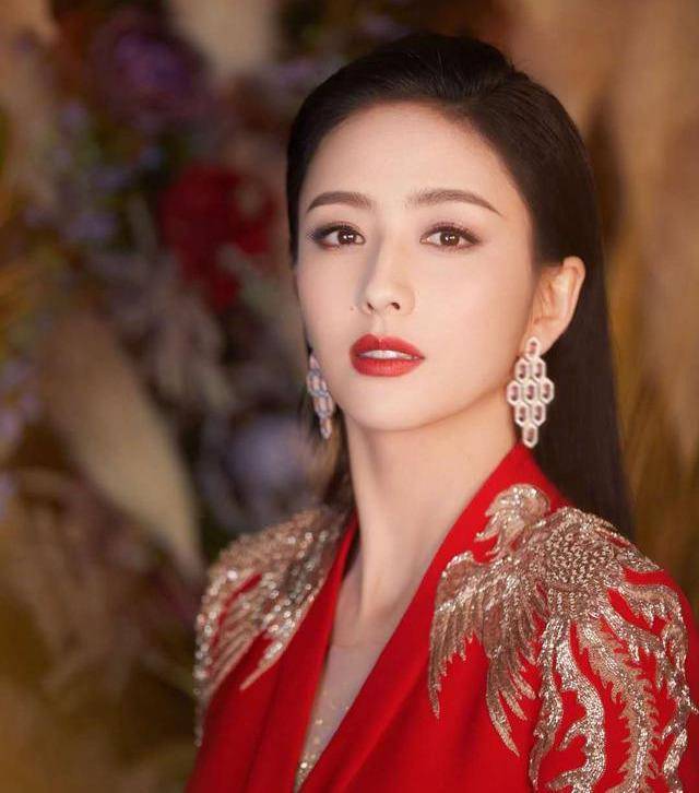 刺绣|36岁佟丽娅真是“貌美如花”，穿三套礼服霸气主持春晚，气质真好