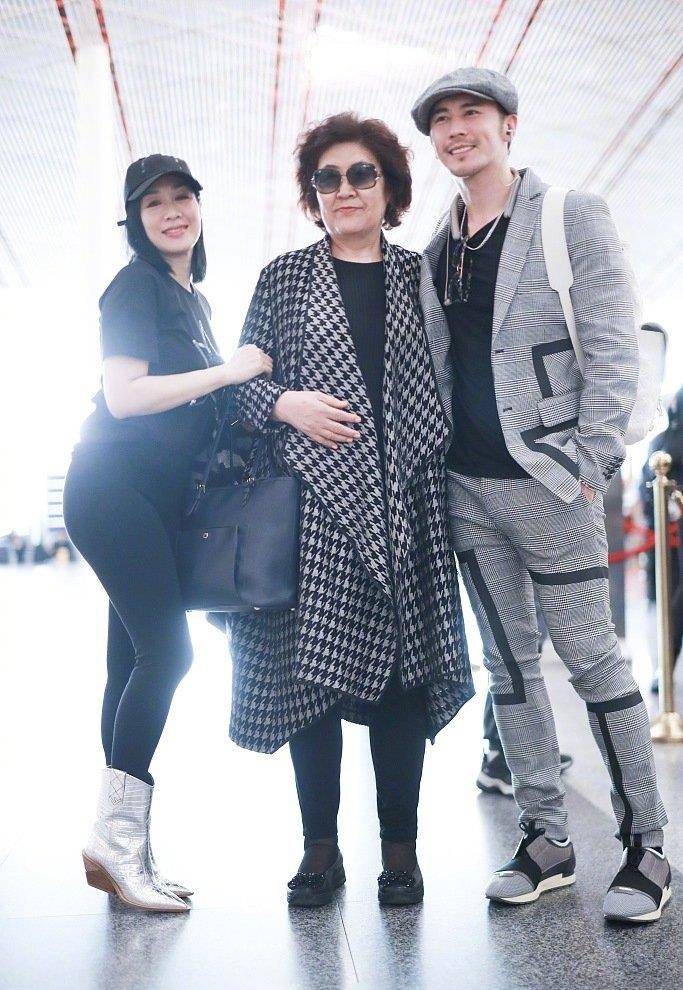 经典|49岁钟丽缇机场高调秀恩爱，却被59岁婆婆抢镜，穿格纹大衣太有范