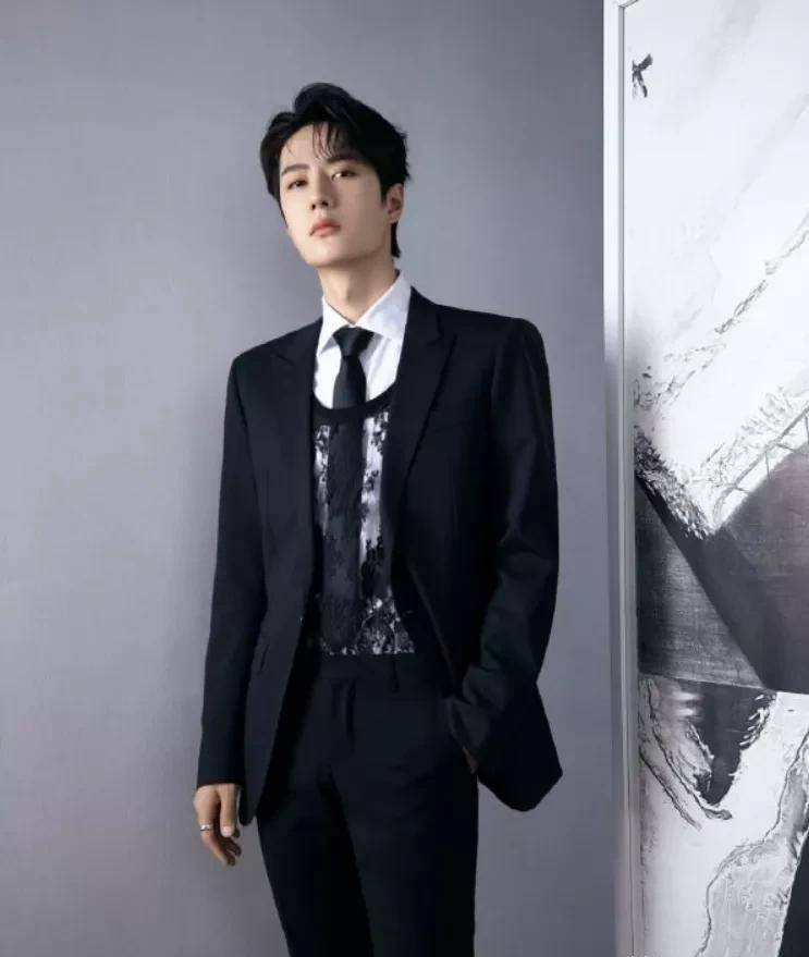 袁冰妍|星动之夜，关晓彤总算穿对，王一博蕾丝辣眼，赵丽颖艳压全场