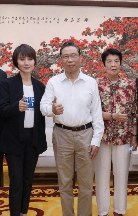 印花|85岁李少芬罕见现身，印花衬衫配裤装气质不输袁泉，钟南山也出镜