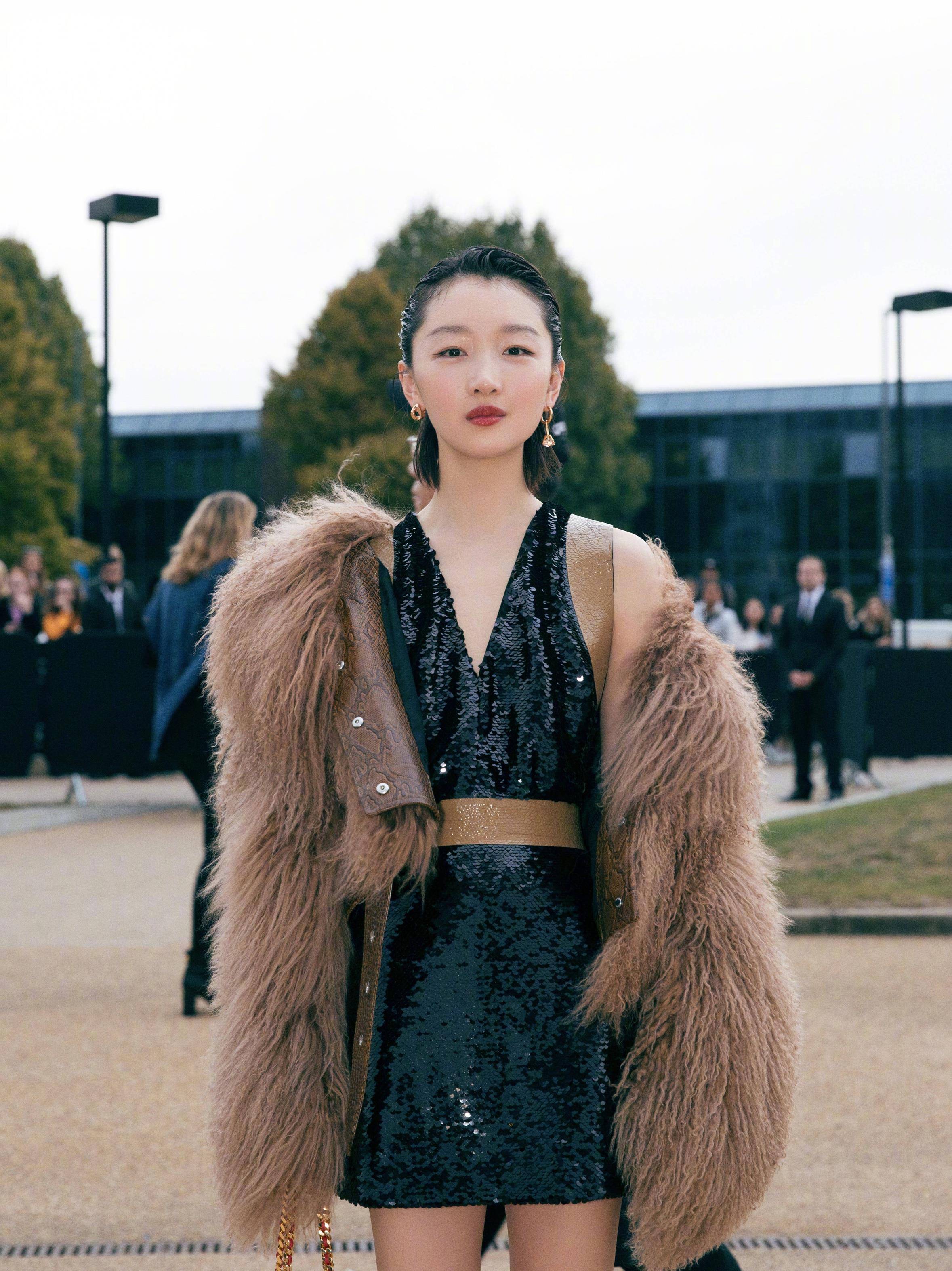 黑色|周冬雨生日晒“特别”蛋糕,别看她平时穿得时髦,吃的却很接地气