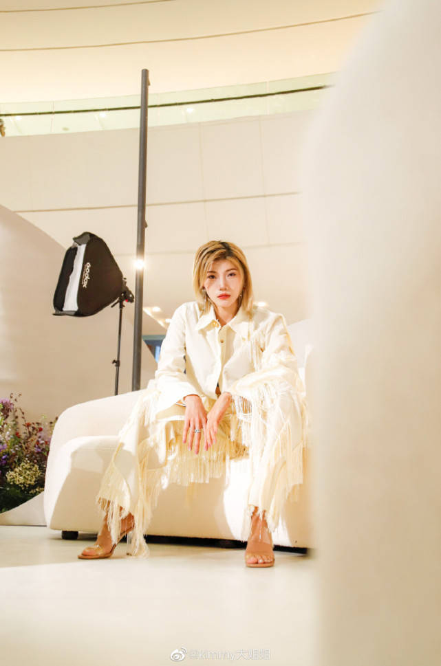 千万网红疑被老公晒图爆料出轨,朋友圈屏蔽家人与男方秀恩爱_kimmy