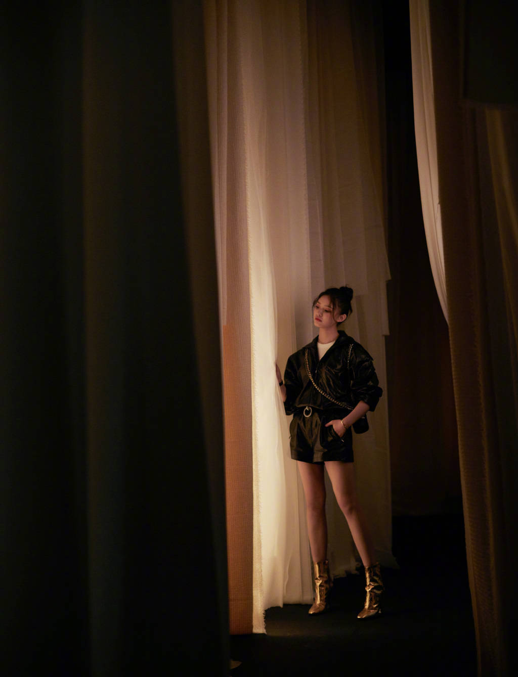 荧光|元气小花林允，荧光色运动上衣搭配学生裙，混搭出自己的时尚风格