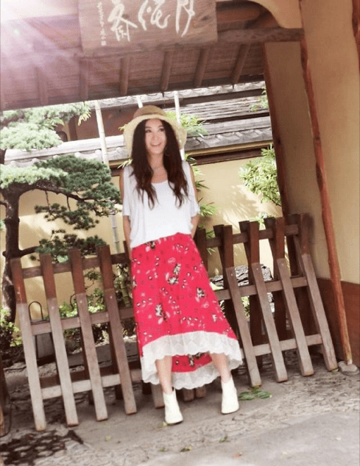 卡通|温碧霞为扮嫩真拼,54岁穿卡通T恤玩“下衣失踪”,美腿确实抢镜