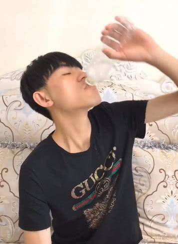 机灵鬼|主人吃零食渴了指使金毛去拿水，这货为了报复拿了桶20升的水来