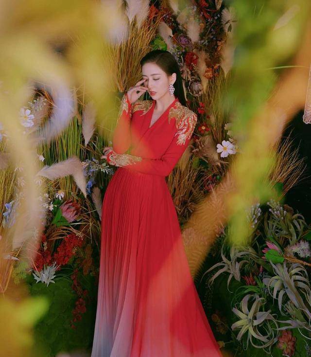 刺绣|36岁佟丽娅真是“貌美如花”，穿三套礼服霸气主持春晚，气质真好