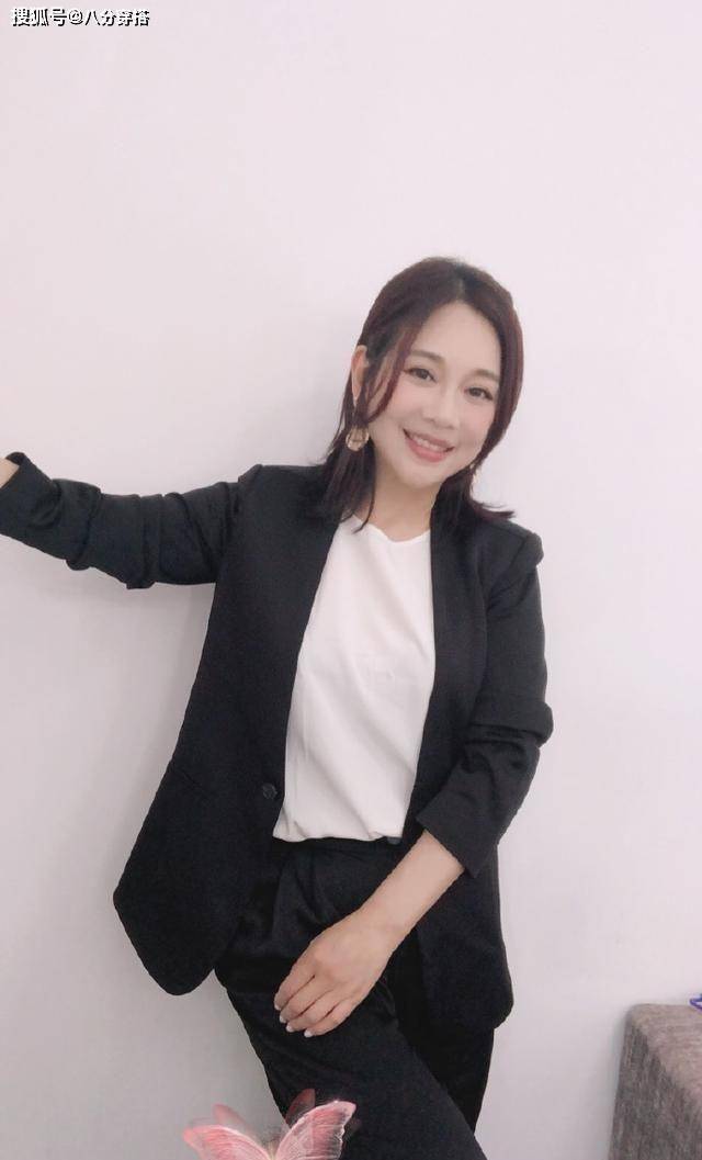 陈松伶|陈松伶真会“赶时髦”，一身棕色西装清爽干练，利落温柔又有格调