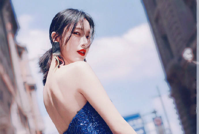 黑色|张俪终于剪了短发！穿卡通T恤配超短裙清新动人，就是长腿太惹眼