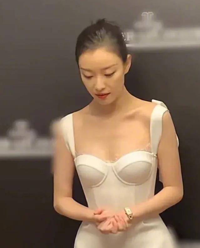 腰围|32岁倪妮侧脸颜值火上热搜，穿白裙好有气质，腰围真的好绝