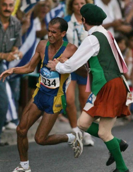 原创奥运史上最遗憾的运动员本该稳夺金牌却在最后时刻被路人推倒