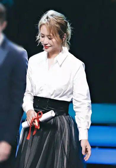 原创马丽穿白衬衫强扮少女,但包装出的不真实,生图就是个普通大婶!