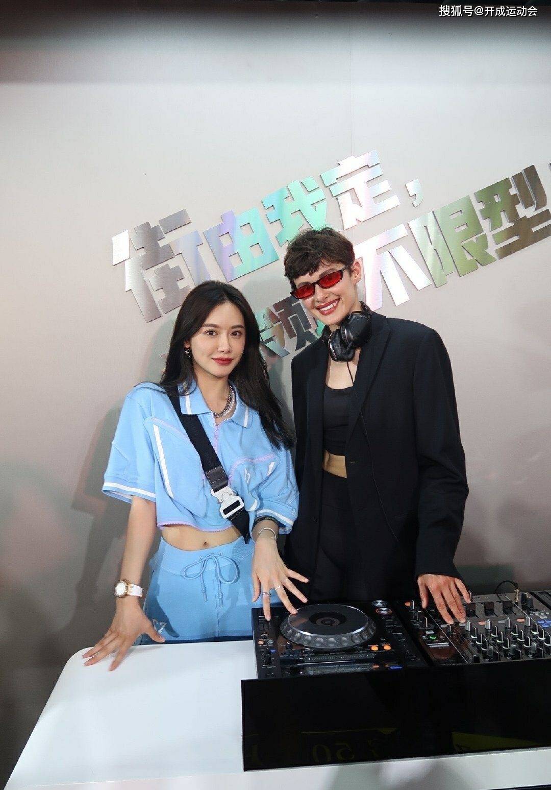 原创腾讯女主播美娜打卡三里屯穿浅蓝色露脐装尽显优雅的曲线身材