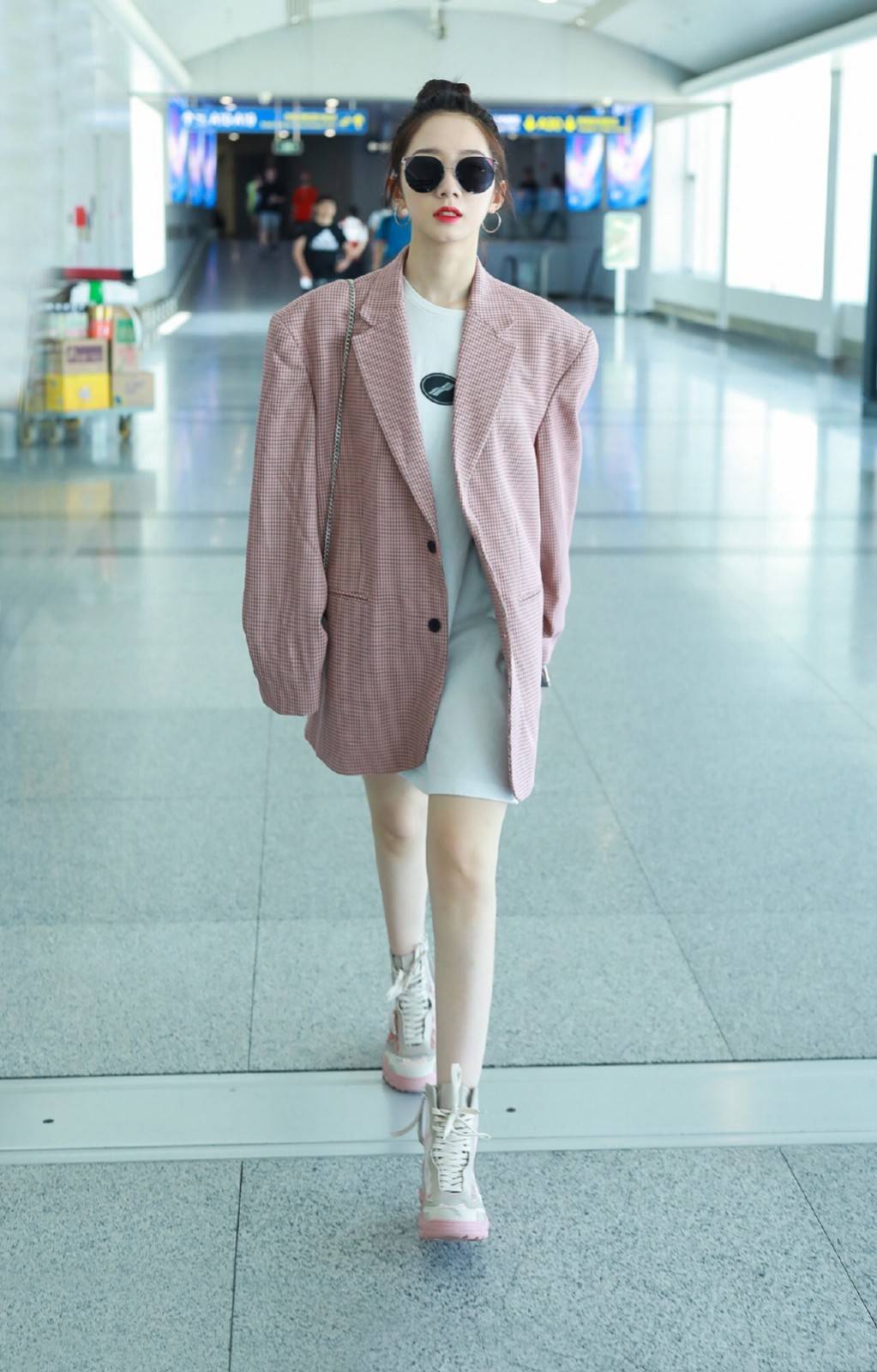 选手|孟美岐T恤当裙子穿,还配男友风西装,简直大写的“自信霸气”