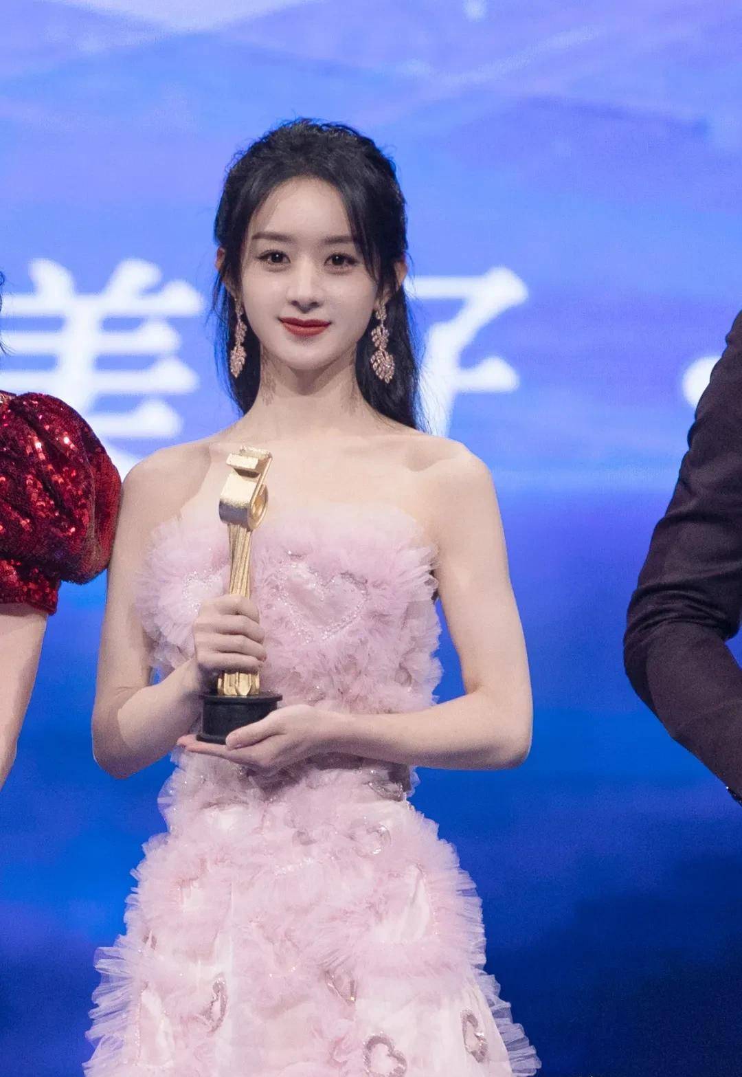 袁冰妍|星动之夜,关晓彤总算穿对,王一博蕾丝辣眼,赵丽颖艳压全场