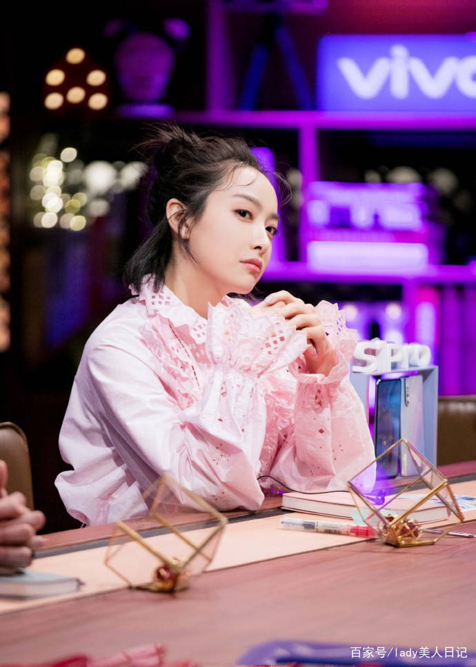 夏天|宋茜一字肩针织裙穿出颜值巅峰，齐肩短发干练又有少女心，圈粉