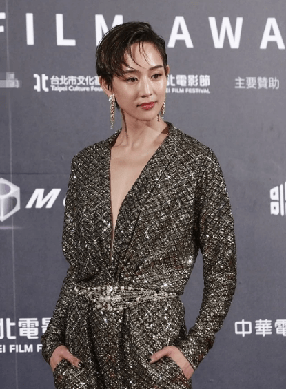 身材|张钧甯不能再瘦了，穿亮片连体裤根本“撑”不起来，少了点女人味