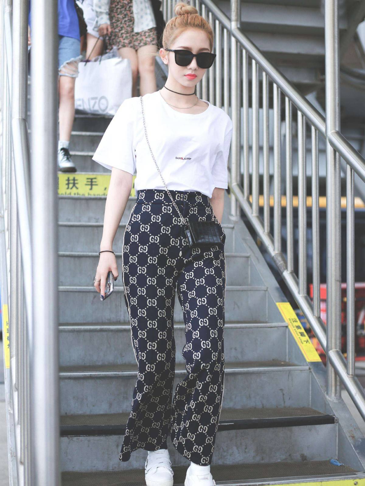 选手|孟美岐T恤当裙子穿,还配男友风西装,简直大写的“自信霸气”