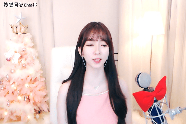 其中,杨大爷和九天离开舞帝的事情,曾经也是在yy上闹得沸沸扬扬,而这