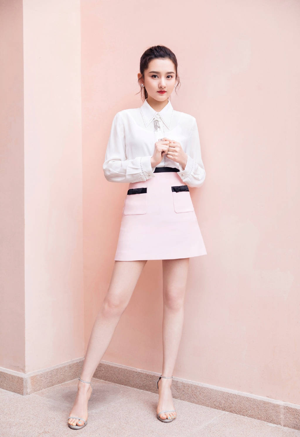 黑色|帅气少女宋祖儿，衬衫西装和小黑裙，个性时尚搭配的实力典范
