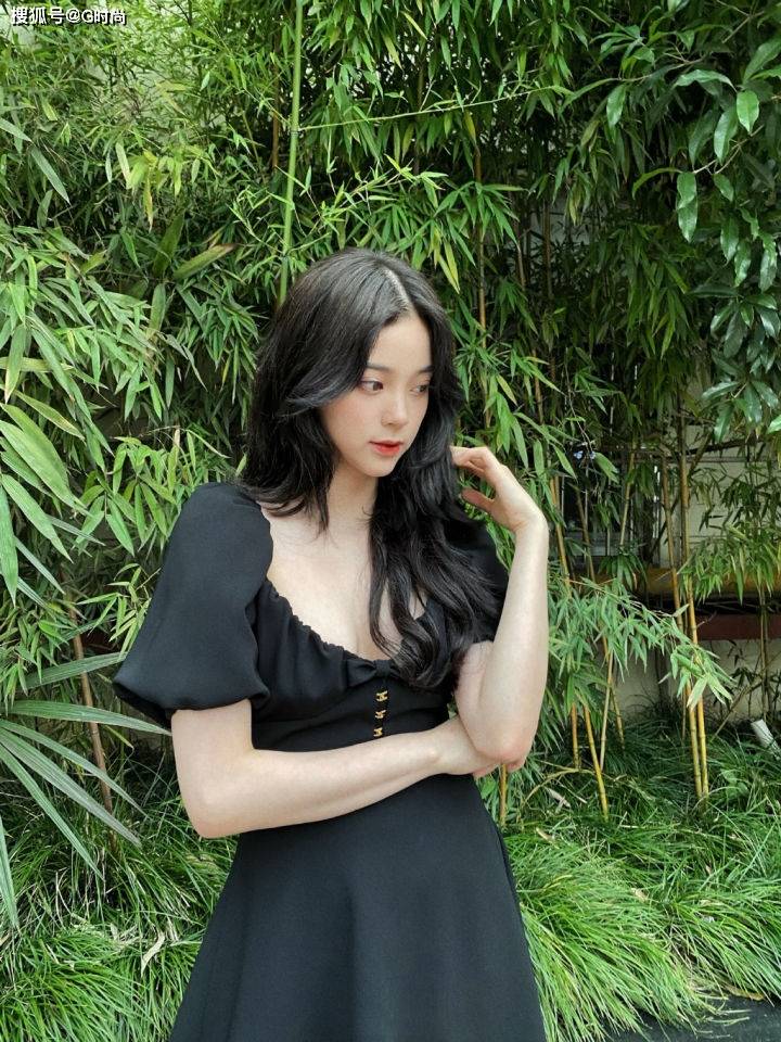 感觉|夏日出街不知道穿什么，选一条小黑裙永远不会出错，显瘦又显气质
