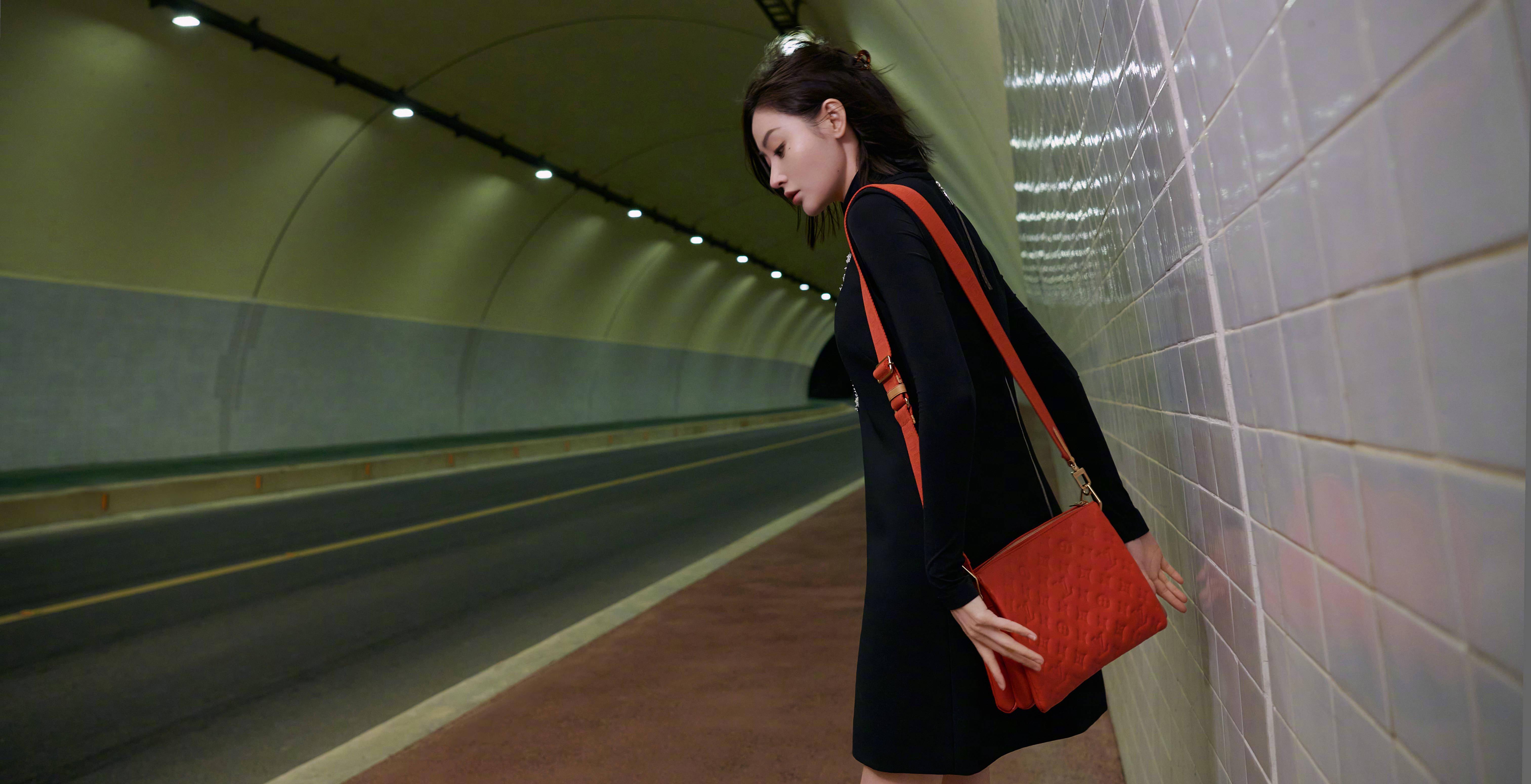 张天|张天爱这身材确实好,黑色t恤配白色包臀裙侧面看s形,真是羡慕