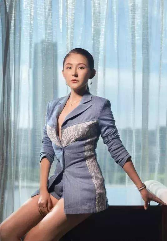 黑色|《甄嬛传》宁嫔机场穿搭惹争议，放飞自我还是自然健康美