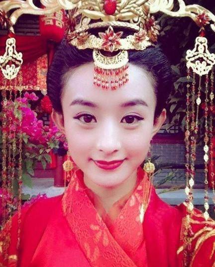 一袭凤冠霞帔,杨幂一般,陈妍希的最雷人?最后四个才叫惊艳_造型