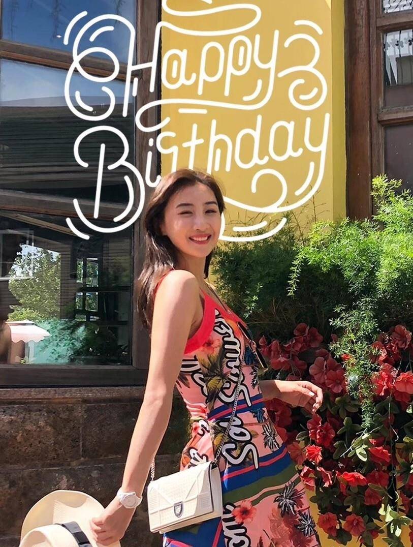 气色|何雯娜携家人拜年，穿10900元毛衣气色真好，哪像刚生完孩子的妈