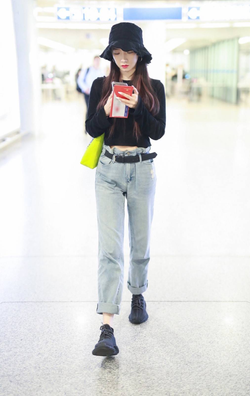 选手|孟美岐T恤当裙子穿,还配男友风西装,简直大写的“自信霸气”