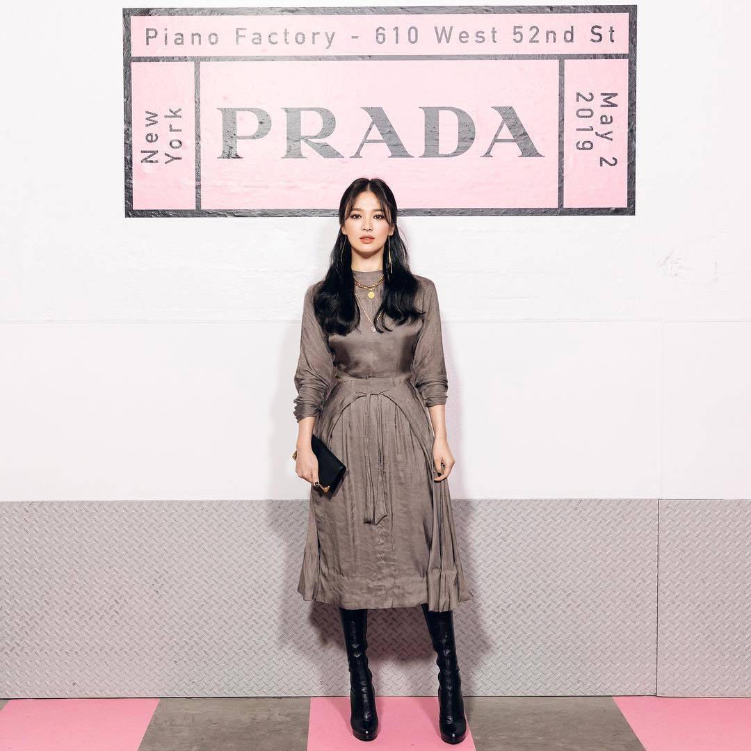 双宋|双宋婚变后宋慧乔穿搭风格大变，一袭粉裙配大红唇，越美越高调