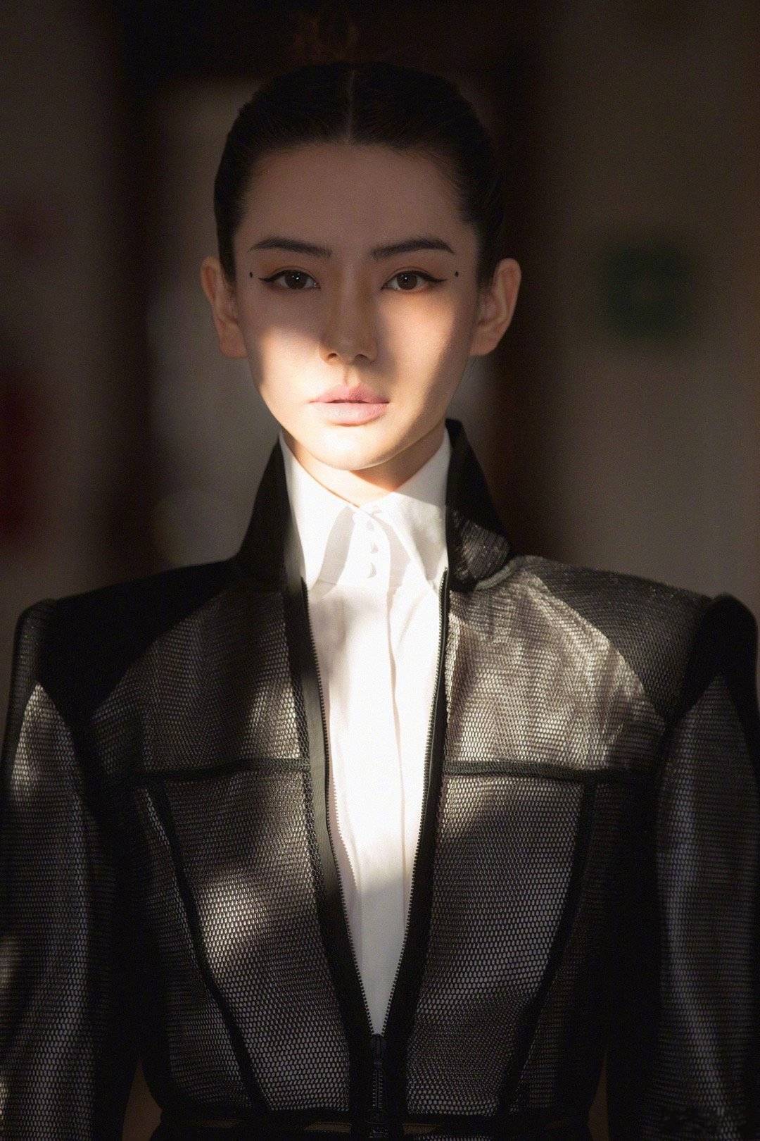 高定|戚薇出席高定女装秀,黑网裙外穿帅气妩媚,魅惑“法老妆”成亮点