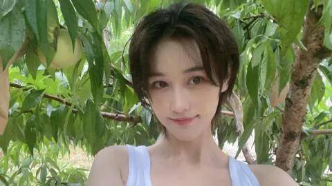 魅力|张馨予甜美妆容大秀娇嫩雪肤！清纯性感魅力兼并