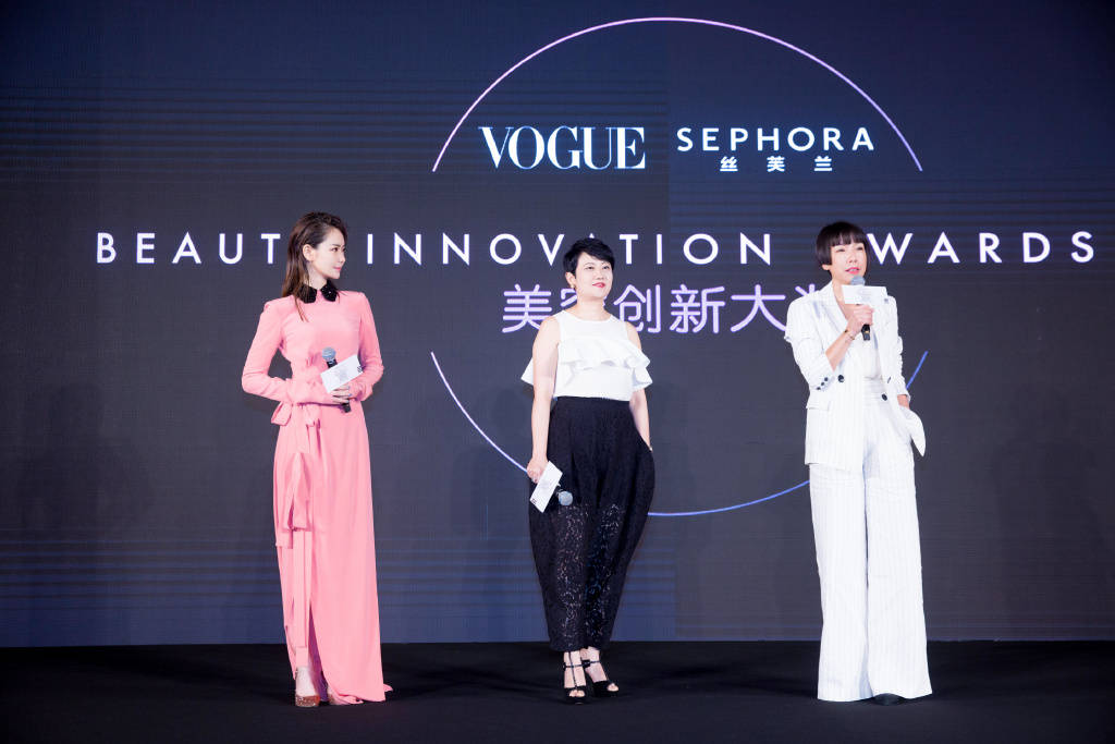 活动|戚薇总让人意想不到，修身粉裙看似包裹严实，可一坐下就成焦点了