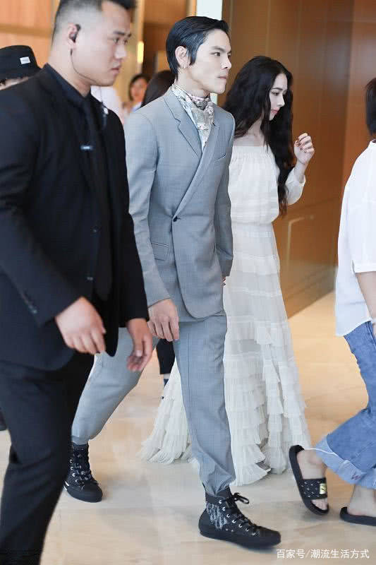 一身|郭碧婷和向佐现身,郭碧婷穿长裙似仙女,向佐换两套私服都好帅!