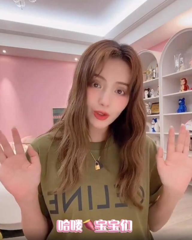 体重|麦迪娜手捧8个月孕肚，自曝孕期便秘严重，被网友催生三胎很崩溃