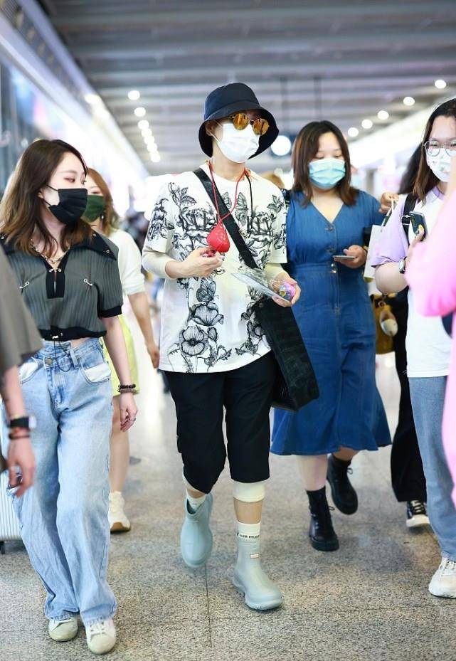 宁静|宁静太酷了，穿印花短袖T恤搭黑色短裤，比男生感觉还帅气！