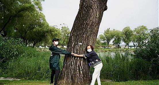 邓超|邓超母亲真是中老年穿搭模板,穿丝绸刺绣上衣,宽松却不失时尚感