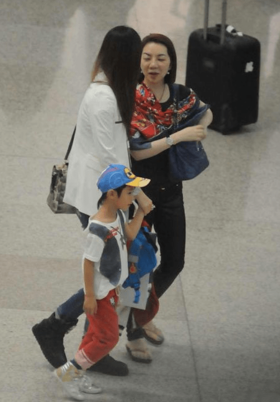 设计|王志文老婆真会扮嫩，西装配破洞裤青春时尚，与王志文同行似父女