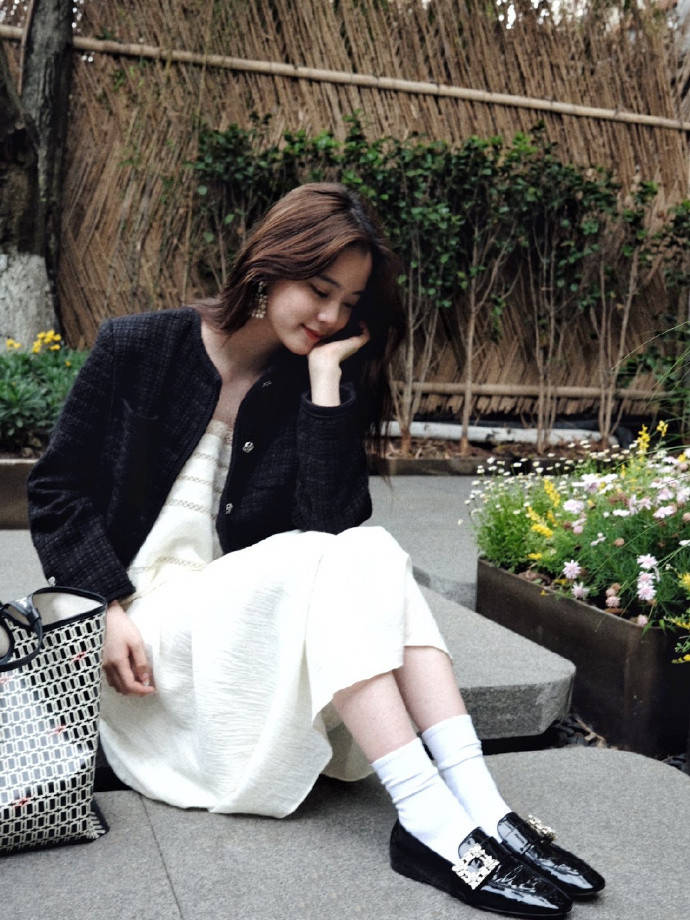 曲线美|汪峰大女儿穿衣随了亲妈葛荟婕，才16岁穿吊带裙走轻熟风，太惊艳