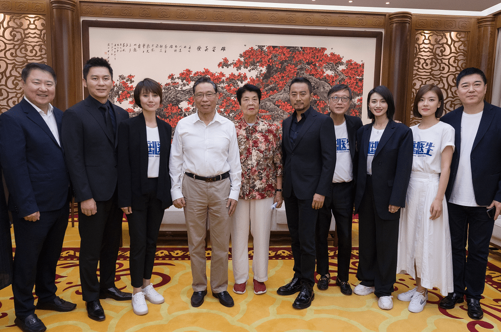 钟南山|继吴京之后，易烊千玺再获高度评价，《中国医生》票房稳了