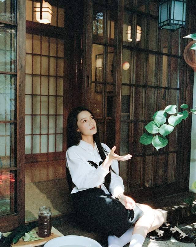 妖精|气质女神李沁，美得独特，黑白配都穿出高级感，不愧被赞中国妖精