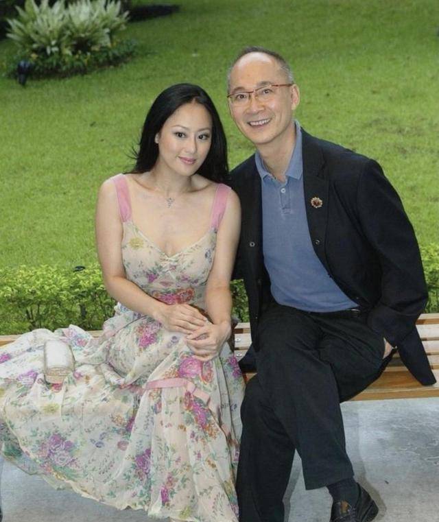 设计|章小蕙越来越显女人味，裙子用蕾丝和豹纹点缀，一般人真hold不住