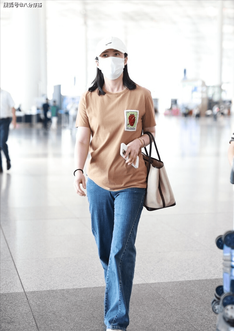 棕色|蒋勤勤真没明星架子,棕色T恤配牛仔裤简约休闲,和普通人没差别