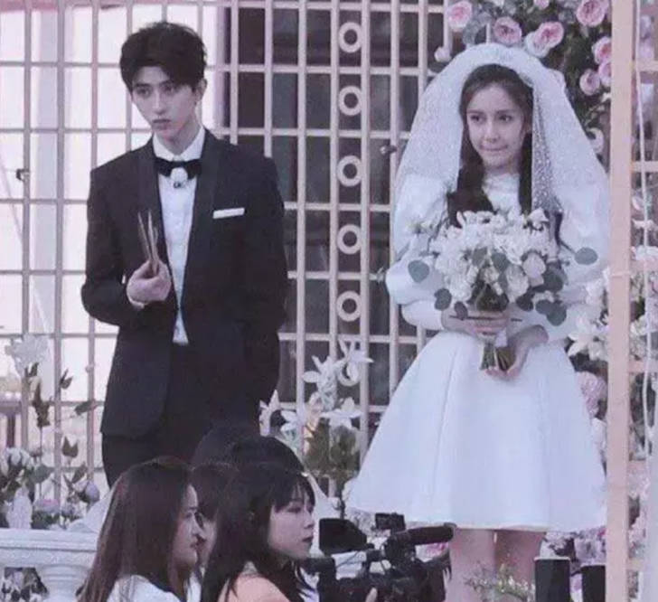 杨颖关|《跑男》杨颖关晓彤无互动，婚纱造型差距明显，女嘉宾竟遭排挤？！